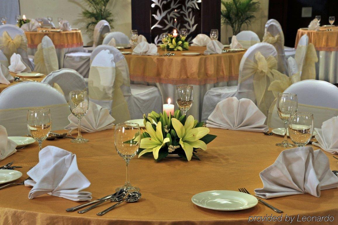 Country Inn & Suites By Radisson, Gurugram Sector 12 グルガウン レストラン 写真